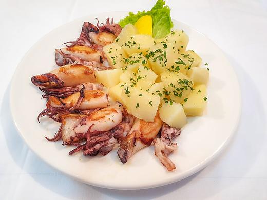 Grilled squids + boiled potatoes