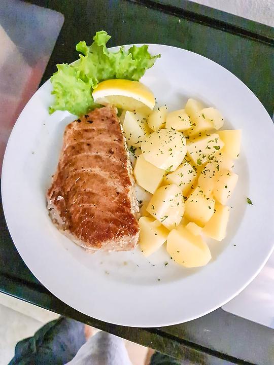 Grilled tuna steak + Boiled potatoes